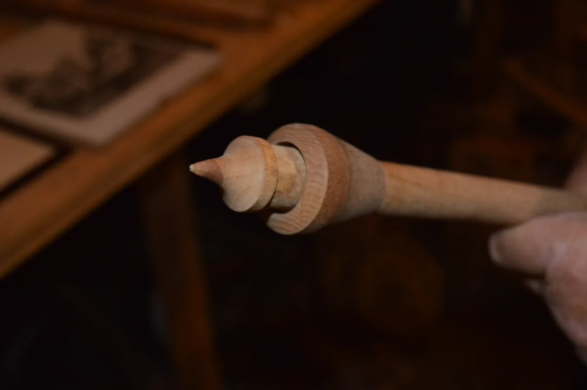 Eine Spule aus Holz.
